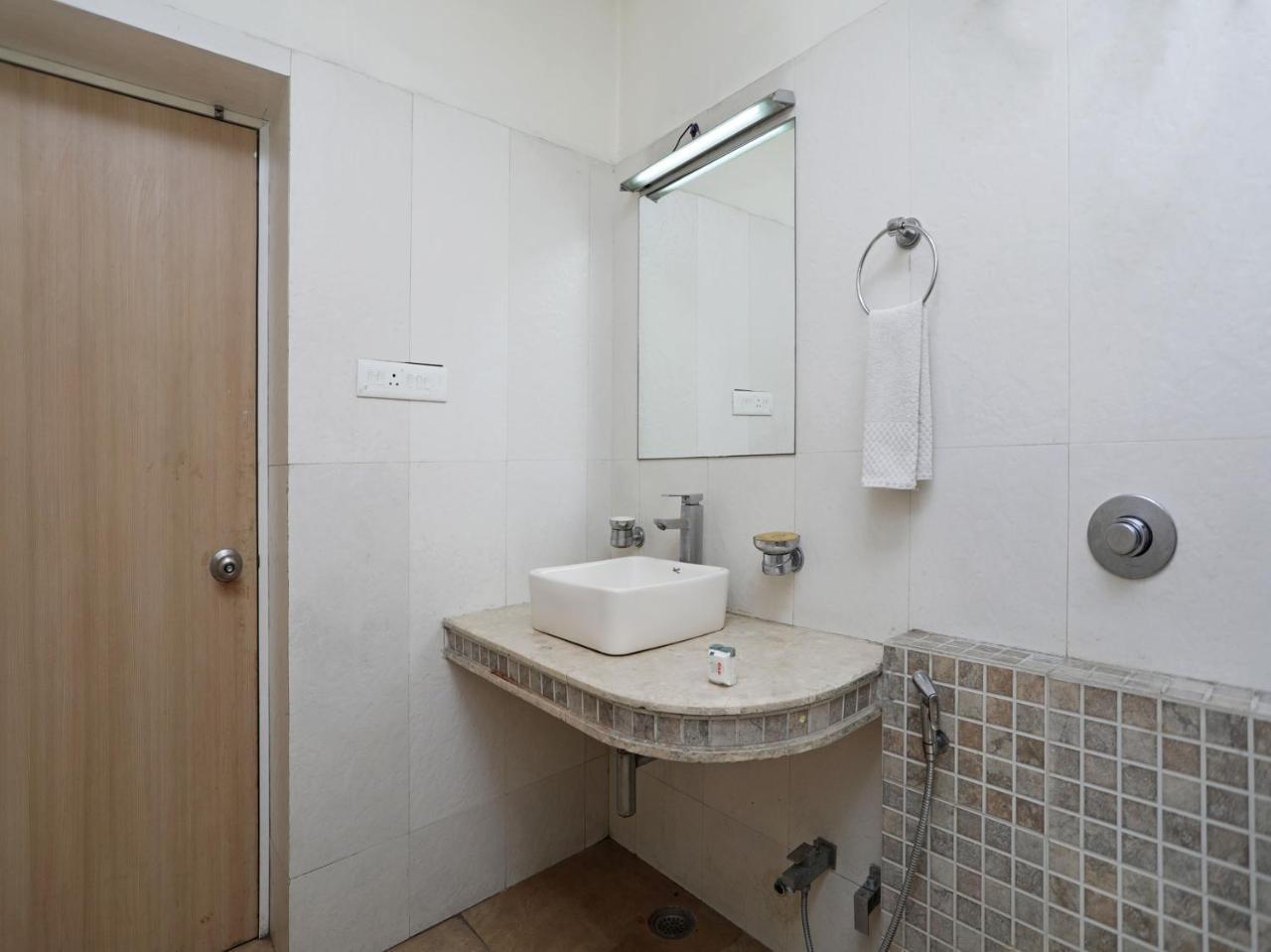 Oyo 1524 Hotel Vaani Continental Канпур Екстериор снимка